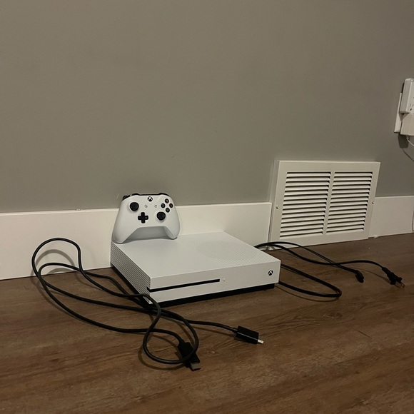 Xbox One S with 3 controllers - Picture 3 of 8